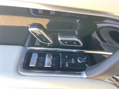 Used 2023 Land Rover Range Rover SE image 32