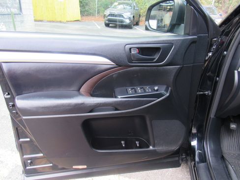 Used 2017 Toyota Highlander Plus image 6