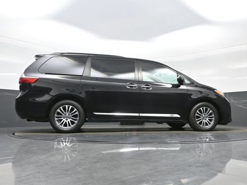 Used 2020 Toyota Sienna XLE FWD image 32