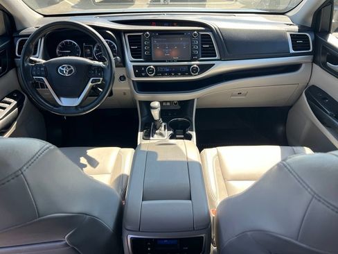 Used 2017 Toyota Highlander XLE AWD/4WD image 10