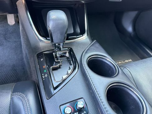 Used 2018 Toyota Avalon Limited image 17