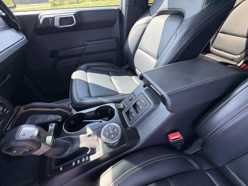 Used 2025 Ford Bronco Badlands AWD/4WD image 34