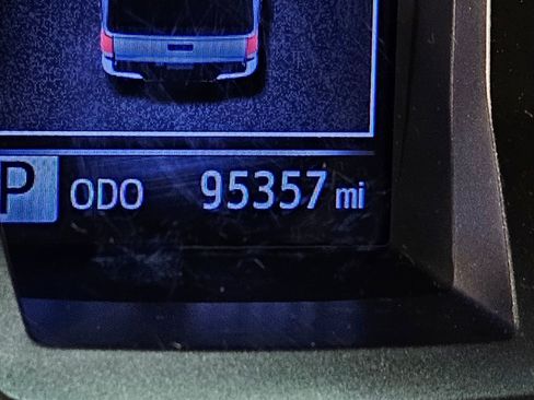 Used 2020 Toyota Tacoma SR5 w/ SR5 Appearance Package (SM) image 28