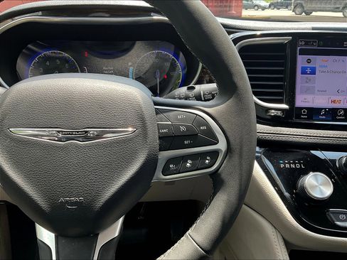 Used 2023 Chrysler Pacifica Limited FWD image 13