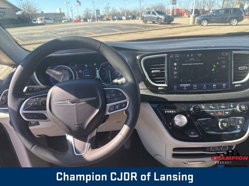 Used 2024 Chrysler Pacifica Touring-L image 19