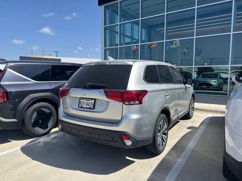 Used 2020 Mitsubishi Outlander ES AWD/4WD image 3