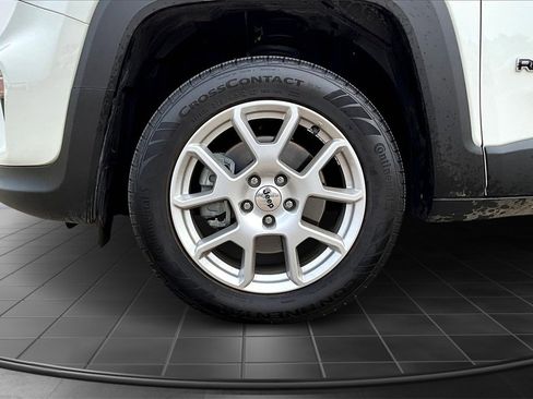 Used 2023 Jeep Renegade Latitude w/ Premium Group image 9