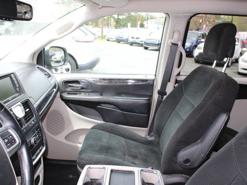 Used 2012 Chrysler Town & Country Touring FWD image 14