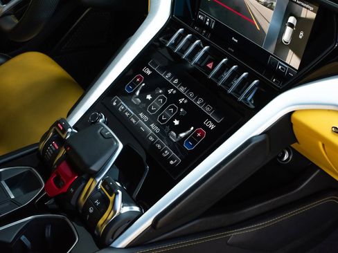 Used 2020 Lamborghini Urus image 16