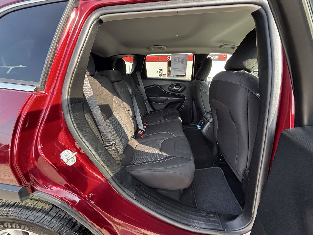 Used 2019 Jeep Cherokee Latitude w/ Popular Appearance Group AWD/4WD image 12