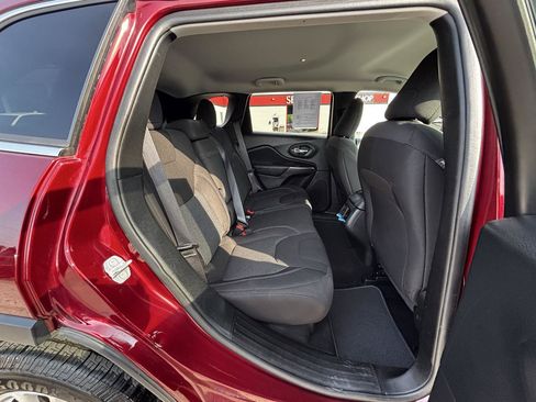 Used 2019 Jeep Cherokee Latitude w/ Popular Appearance Group AWD/4WD image 12