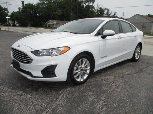 Used 2019 Ford Fusion SE FWD image 2