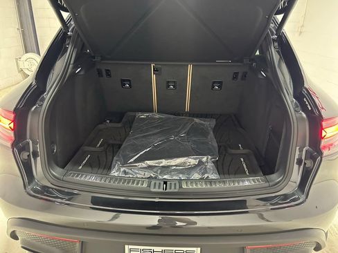 Used 2025 Porsche Macan Turbo AWD/4WD image 24
