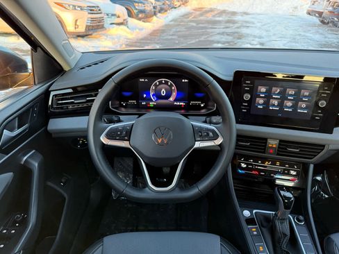 Certified 2025 Volkswagen Jetta SE w/ Sunroof Package image 19