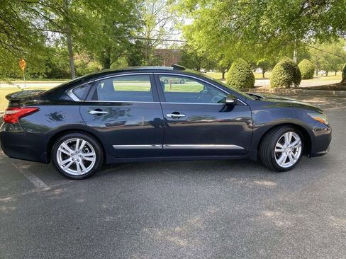 Used 2016 Nissan Altima 3.5 SL w/ 3.5 Technology Package FWD image 2