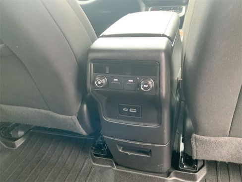 Used 2022 GMC Acadia SLE image 30