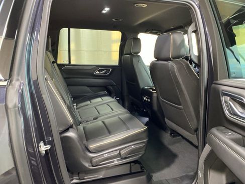 Used 2023 GMC Yukon XL SLT AWD/4WD image 13