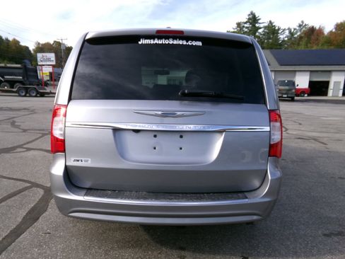 Used 2016 Chrysler Town & Country Touring image 4