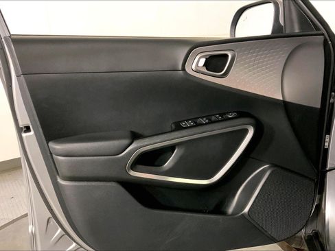Used 2025 Kia Soul LX w/ LX Technology Package FWD image 24