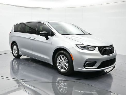 New 2026 Chrysler Pacifica Select image 3