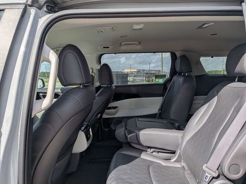 Used 2024 Kia Carnival EX FWD image 14