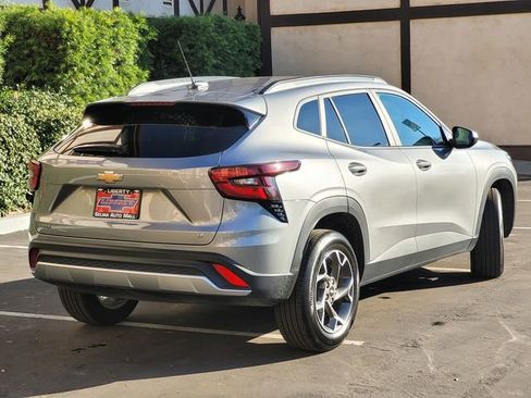 Used 2025 Chevrolet Trax LT w/ LT Convenience Package image 5