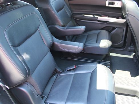 Used 2023 Ford Explorer Limited w/ Limited Technology Package RWD image 17