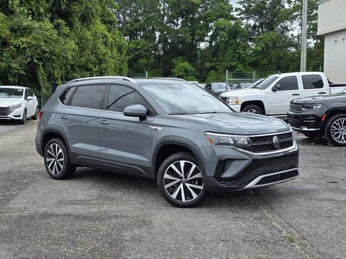 Used 2024 Volkswagen Taos SE FWD image 2