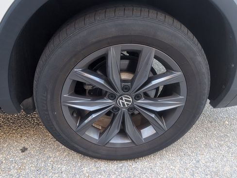 Used 2023 Volkswagen Tiguan SE w/ Panoramic Sunroof Package image 5