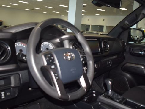 Used 2019 Toyota Tacoma TRD Off-Road w/ Technology Package AWD/4WD image 30