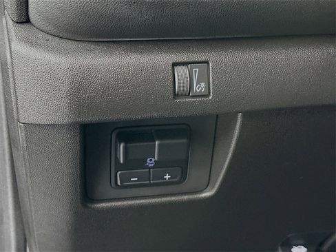 Used 2024 Chevrolet Colorado LT w/ LT Convenience Package III image 12