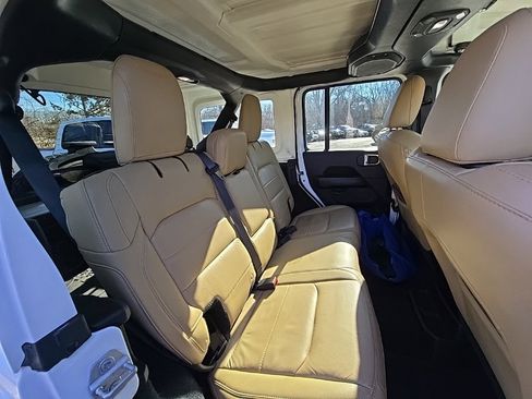 Used 2018 Jeep Wrangler Unlimited Sahara image 18