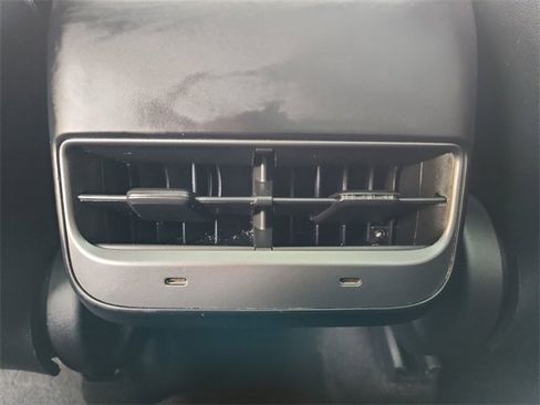 Used 2021 Tesla Model Y Long Range image 21