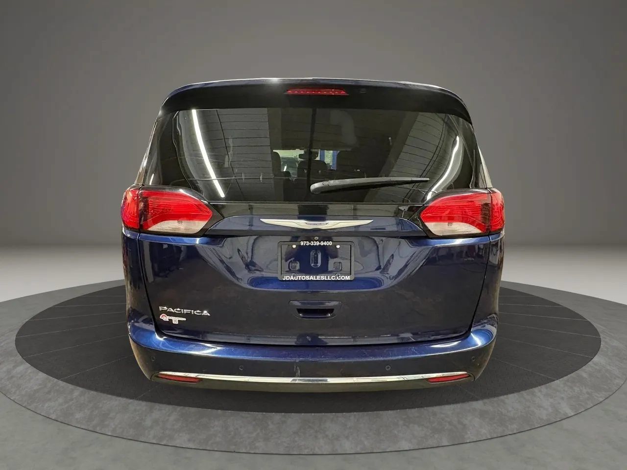 Used 2017 Chrysler Pacifica Touring-L Plus w/ Advanced Safetytec Group FWD image 4