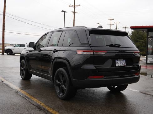 Used 2023 Jeep Grand Cherokee Altitude image 5