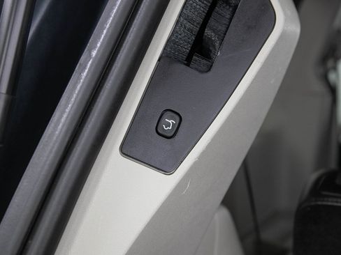 Used 2013 Chrysler Town & Country Touring FWD image 11