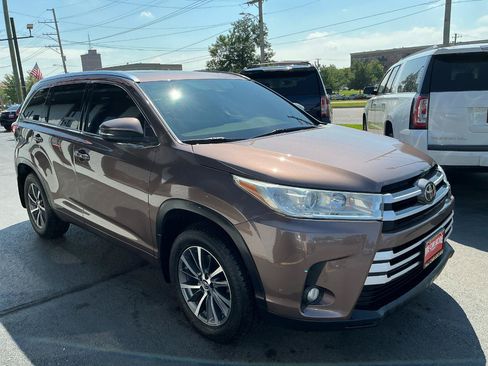 Used 2017 Toyota Highlander XLE AWD/4WD image 3