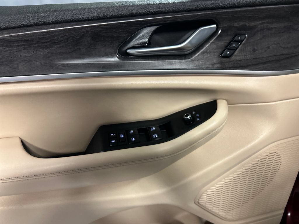 Used 2025 Jeep Grand Cherokee Limited w/ Luxury Tech Group II AWD/4WD image 14
