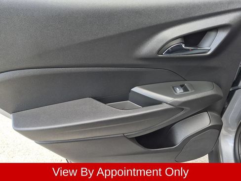 Used 2025 Chevrolet Trax LT w/ LT Convenience Package FWD image 29