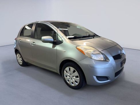Used 2011 Toyota Yaris 4-Door Hatchback w/ Convenience Pkg FWD image 1