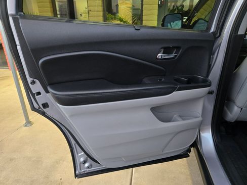 Used 2020 Honda Pilot Touring image 37