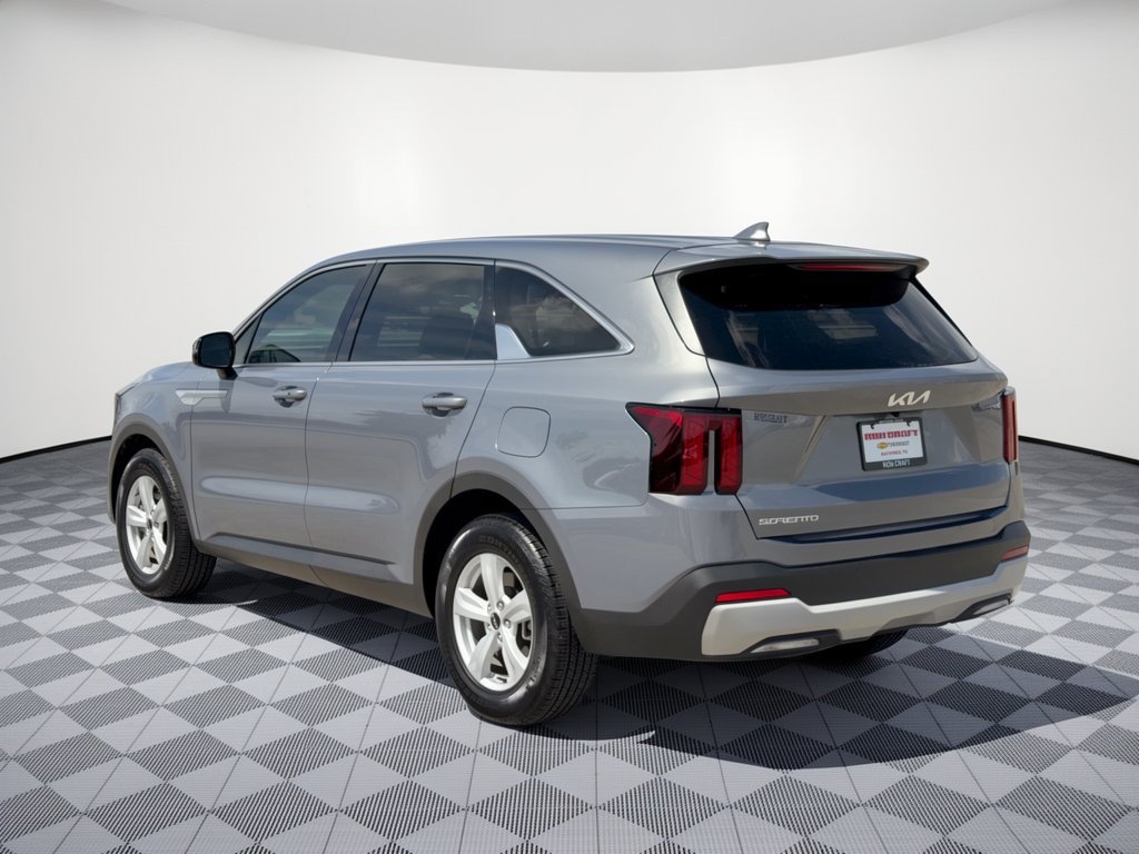 Used 2025 Kia Sorento LX FWD image 3
