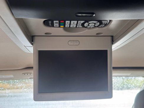 Used 2014 Chrysler Town & Country Touring-L w/ Driver Convenience Group image 18