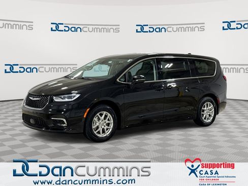 Used 2024 Chrysler Pacifica Touring-L image 1