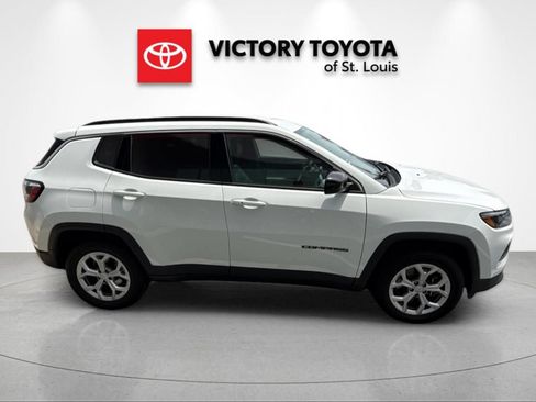 Used 2024 Jeep Compass Latitude AWD/4WD image 2