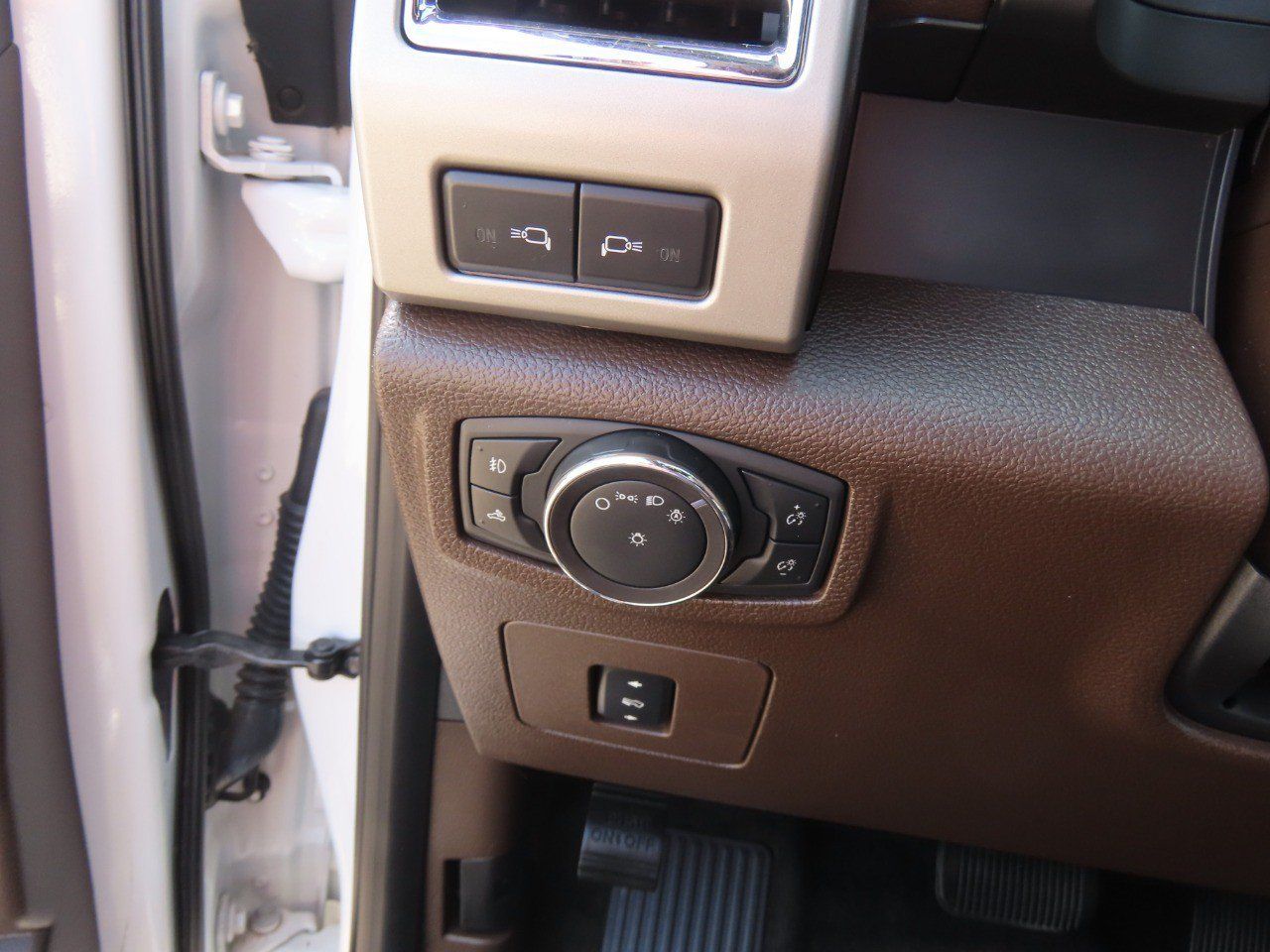 Used 2015 Ford F150 King Ranch w/ Equipment Group 601A Luxury AWD/4WD image 22