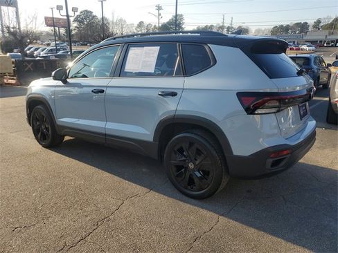 Certified 2025 Volkswagen Taos SE image 6