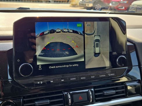 Used 2025 Nissan Pathfinder SL FWD image 18