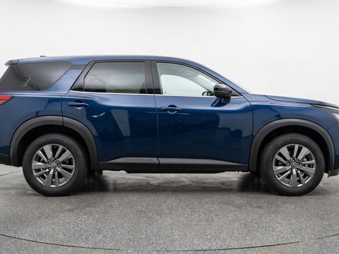 Used 2025 Nissan Pathfinder SV image 11