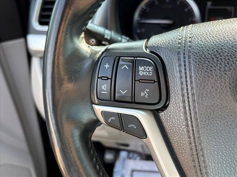 Used 2019 Toyota Highlander Limited FWD image 12